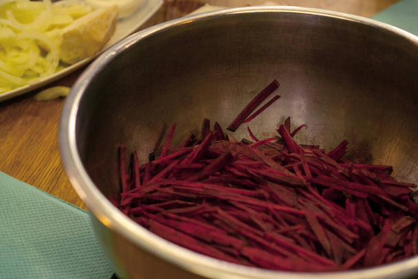 Barbabietole crude tagliate a cannucce per piatti di verdure borscht o autunnali a pranzo con la famiglia o in un ristorante - Foto, immagini