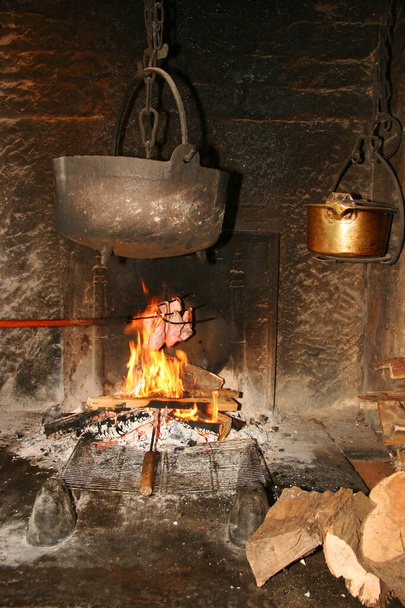 стара дерев'яна плита з вогнем
 - Фото, зображення