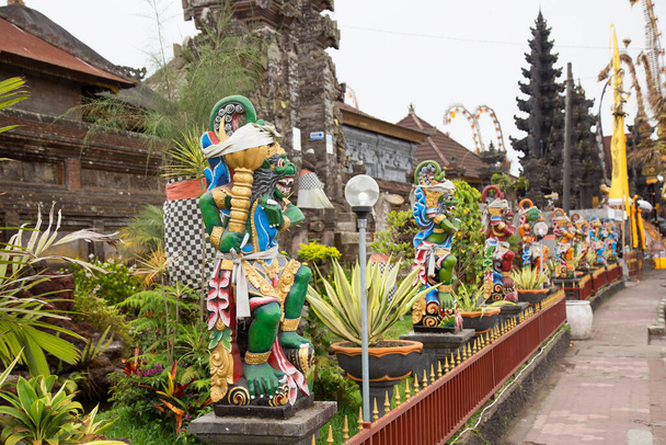 Balijski Hinduski religijne mityczne obrazy, postacie i posągi  - Zdjęcie, obraz