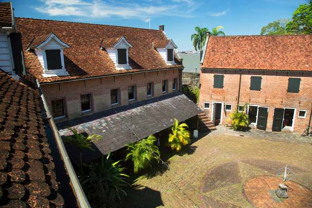 Историческое колониальное укрепленное поселение с военными казармами, офисами и жильем в виде пятиугольной крепости  - Фото, изображение