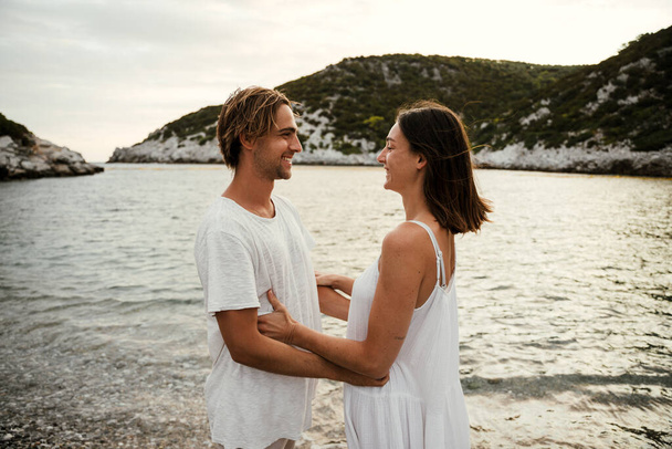 Romantisches kaukasisches Paar im Flitterwochen-Urlaub am Meer  - Foto, Bild