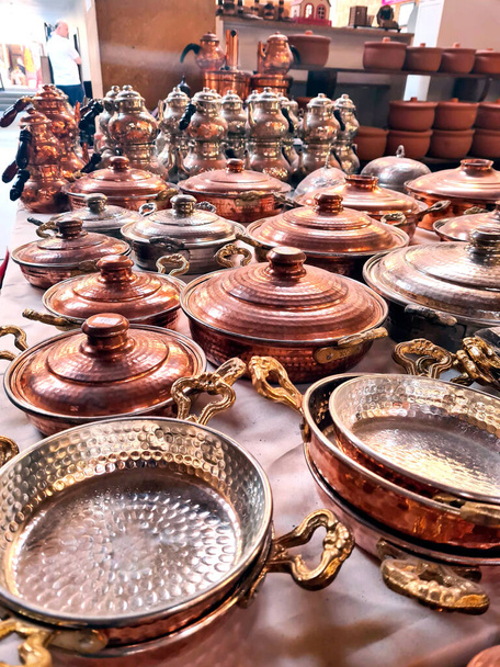 Diferentes tamaños de ollas de cobre en Turquía - Foto, Imagen