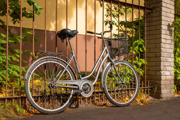 Классический велосипед Cruiser припаркован на городской улице в центре Таллинна (эстонский - Kesklinn) в солнечный осенний день. - Фото, изображение