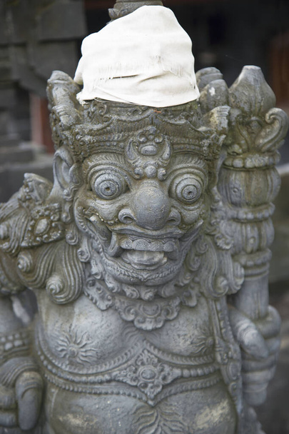 Imagen, figura y estatua mítica religiosa hindú balinesa para la entrada de un templo o lugar religioso - Foto, Imagen