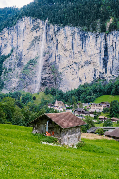 Долина Лаутербруннен, село Лаутербруннен, падіння Стаубаху та мур Лаутербруннен у Швейцарських Альпах (Швейцарія).. - Фото, зображення