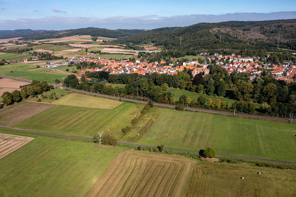 Almanya 'nın Hesse kentindeki Werra Vadisi' ndeki Herleshausen köyü. - Fotoğraf, Görsel