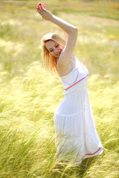 zadowolony ładny dziewczyna korzystających w słoneczny letni dzień - Zdjęcie, obraz