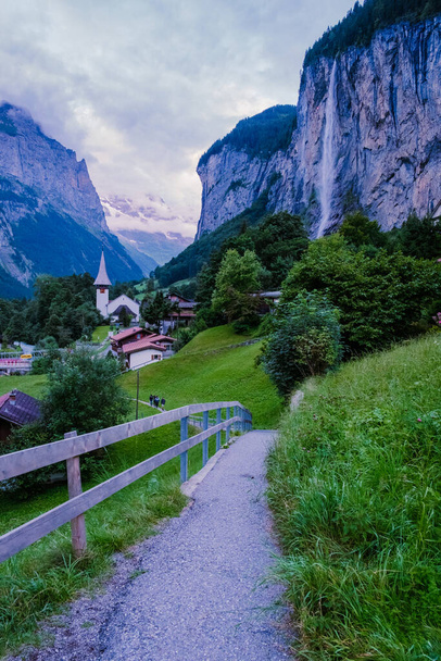 Valle de Lauterbrunnen, pueblo de Lauterbrunnen, la caída de Staubbach y la muralla de Lauterbrunnen en los Alpes suizos, Suiza. - Foto, Imagen