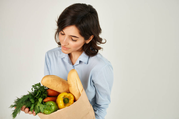 食料品の宅配サービスを受ける女性 - 写真・画像