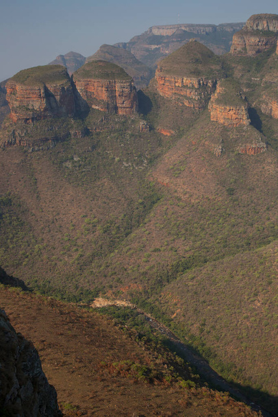 eroderende berglandschap met rivier snijden door de vallei vloer creëren van een canyon - Foto, afbeelding