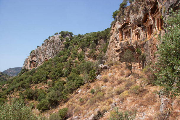 Tumbas de roca de Lycian, lugar del entierro en las rocas en la ciudad antigua Kaunos, delta de Dalyan, egeo turco, Turquía - Foto, imagen