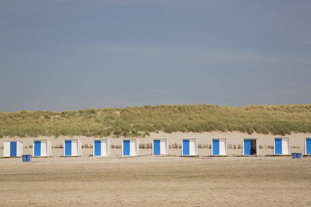 une rangée de cabines en bois sur la plage - Photo, image