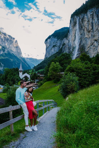 Valle de Lauterbrunnen, pueblo de Lauterbrunnen, la caída de Staubbach y la muralla de Lauterbrunnen en los Alpes suizos, Suiza. - Foto, imagen