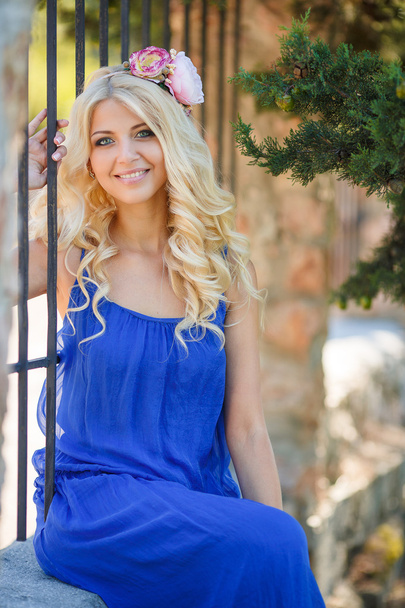 Summer portrait of a beautiful young blonde - Foto, afbeelding
