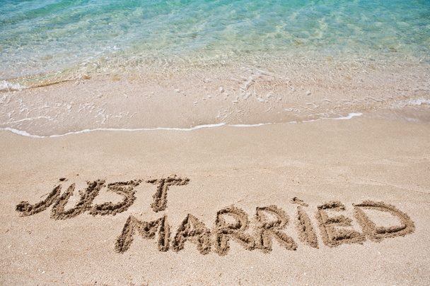結婚したばかりな砂の上に書かれました。 - 写真・画像