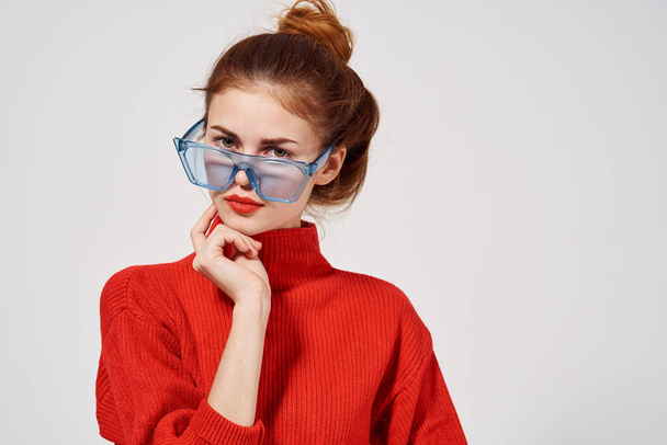 vonzó nő Vörös ajkak vonzó megjelenés Stúdió szórakoztató modell - Fotó, kép
