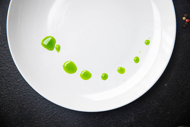 緑の油ミント、パセリやバジルの新鮮な部分は、テーブルのコピースペースの食品の背景素朴な上に食事のスナックを食べる準備ができて。野菜やベジタリアンフードのトップビュー - 写真・画像