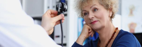 Terapeuta médico mide la presión arterial de la mujer mayor - Foto, imagen