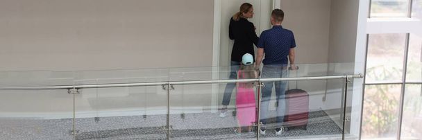 Rodinní rodiče a dítě otevřený pokoj v hotelu při check-inu - Fotografie, Obrázek