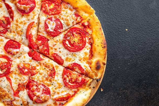 pizza margarita wegetariańskie jedzenie pomidory, ser, mozzarella fast food gotowy do jedzenia posiłek przekąska na stole kopia przestrzeń żywności tło  - Zdjęcie, obraz