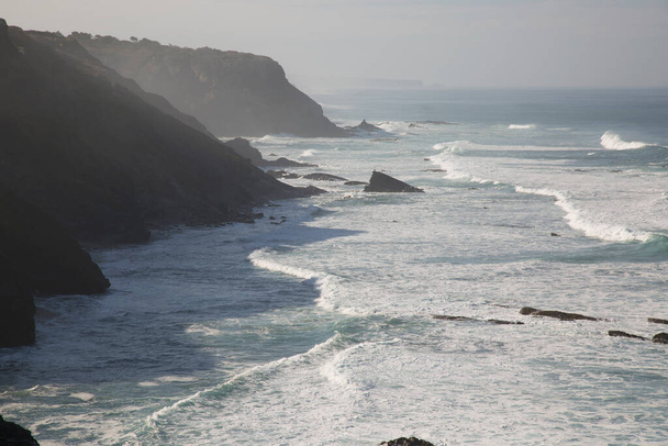 アルガルヴェ西海岸、ポルトガル南部のビーチでの素晴らしい景色. - 写真・画像