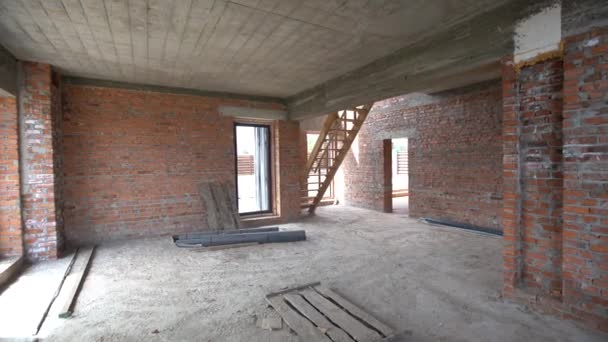 Interieur van het onafgewerkte gebouw van de kamer. Bouw van bakstenen en interne scheidingswanden tussen de kamers - Video