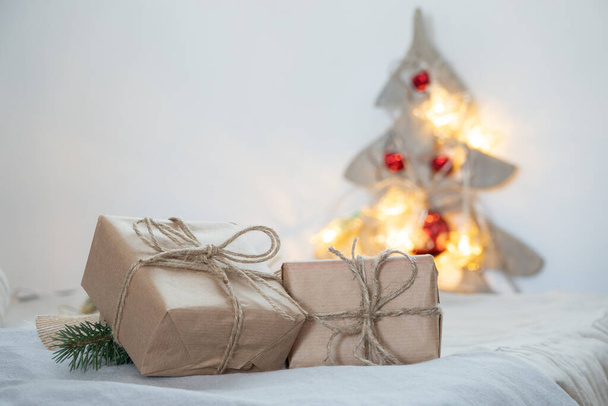 Рождественские декорации с ленточкой и рождественскими украшениями
 - Фото, изображение