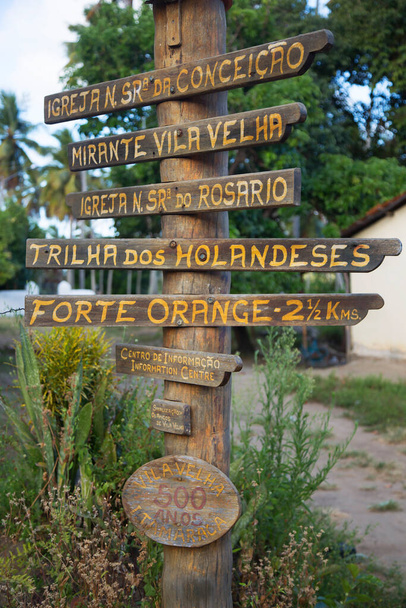 fa tábla spanyol betűkkel, utazás lövés - Fotó, kép