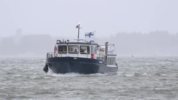 Tolle Aufnahme eines finnischen Schiffes, das auf stürmischer See segelt. - Filmmaterial, Video