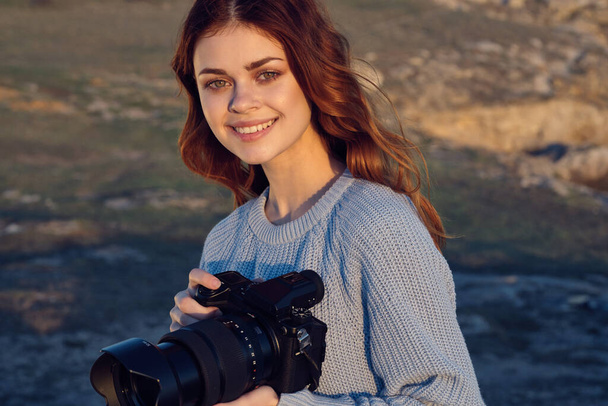 mujer fotógrafa con cámara en la naturaleza Profesional - Foto, imagen