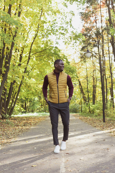 Muž student procházky v parku v podzimní sezóně - Fotografie, Obrázek