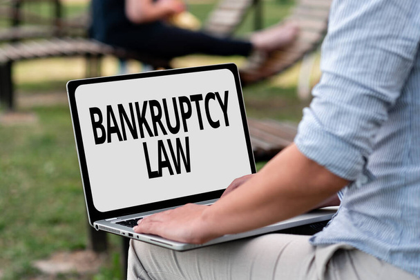 Знак, що відображає Закон про банкрутство. Концепція Інтернету розроблена, щоб допомогти кредиторам отримати активи боржника Online Jobs і працювати віддалено з'єднуючи людей разом - Фото, зображення
