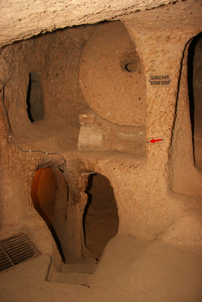 Ιστορικά εγκαταλελειμμένες υπόγειες πόλεις από την βυζαντινή εποχή στην Καππαδοκία γαλοπούλα, σαλόνια, εκκλησίες, διαδρόμους, αποθήκες και πολλά άλλα - Φωτογραφία, εικόνα