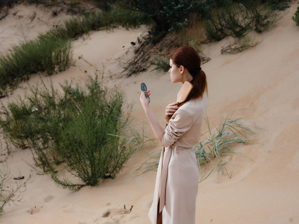 женщина в пальто позирует пляж свежий воздух модель путешествия - Фото, изображение