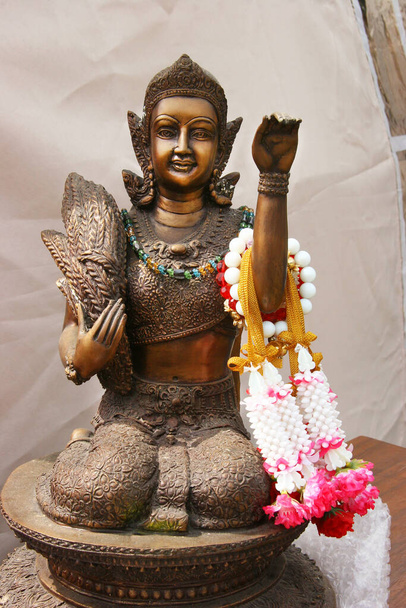 socha Buddhy v chrámu - Fotografie, Obrázek