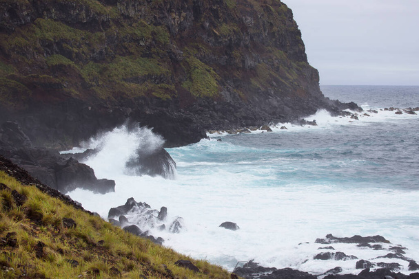 Мальовничий вид на красиве скелясте узбережжя
 - Фото, зображення
