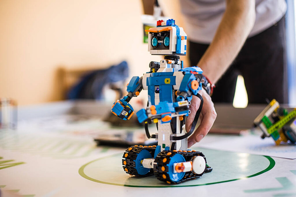 Kmenové vzdělání, vynálezecká škola. Školáci plánují inovační robotický model v notebooku. DIY robot ve výuce přírodních věd - Fotografie, Obrázek