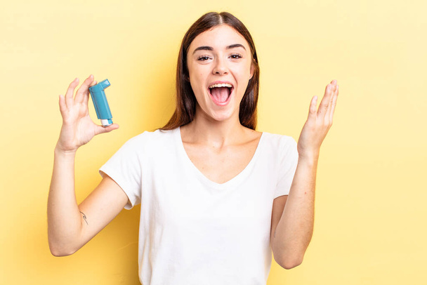 young hispanic woman feeling happy, surprised realizing a solution or idea. asthma concept - Фото, изображение