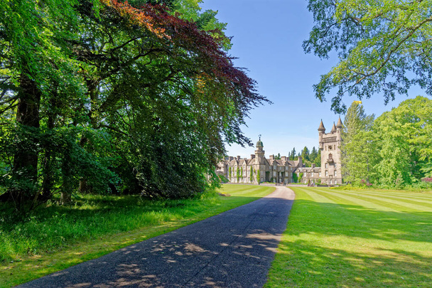Balmoral Scottish Royal Scots baronial revival style castle and grounds in summer; Ευρώπη Μεγάλη Βρετανία, Σκωτία, Aberdeenshire, the Balmoral castle, summer residence of the British Royal Family - 17 Ιουλίου 2021 - Φωτογραφία, εικόνα