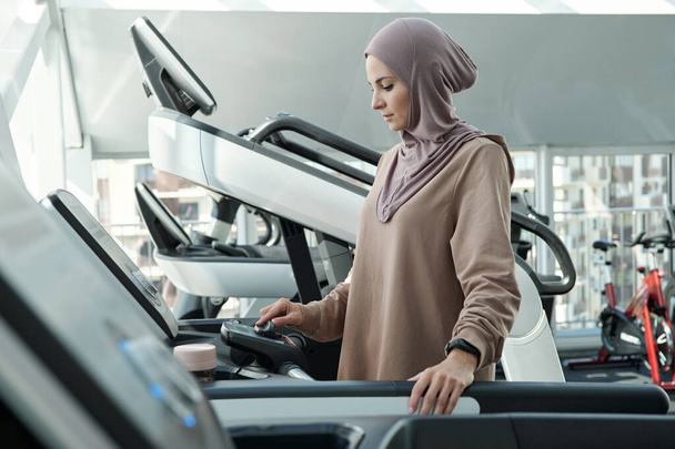 Muszlim nő beállítása futópad - Fotó, kép