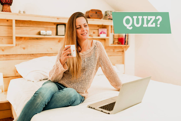 İlham işareti Quiz Question 'ı gösteriyor. İnternet 'te ilginç makaleler okuyan ve internet sorunlarını çözen kişiler veya takımlar arasındaki rekabet olarak iş yaklaşım testi - Fotoğraf, Görsel