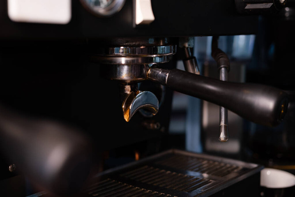 λεπτομέρειες για το σκοτεινό καφενείο πατάρι. επαγγελματική μηχανή καφέ κοντά - Φωτογραφία, εικόνα
