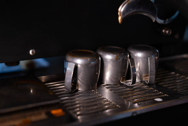 dettagli della caffetteria loft scuro. macchina da caffè professionale da vicino - Foto, immagini
