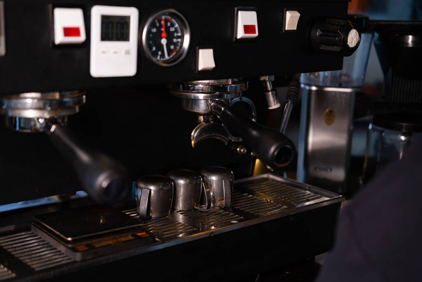 λεπτομέρειες για το σκοτεινό καφενείο πατάρι. επαγγελματική μηχανή καφέ κοντά - Φωτογραφία, εικόνα