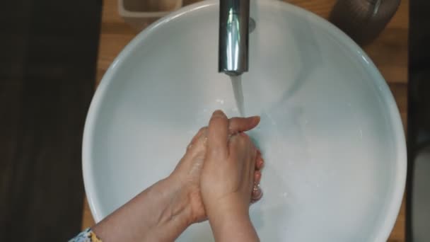 Frau wäscht sich die Hände im Waschbecken. - Filmmaterial, Video