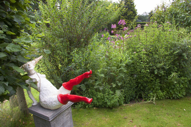 estatua de vanguardia en el jardín - Foto, imagen