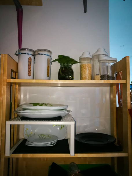 Mutfakta, kilerde tahta raflar aç. Organize mutfağın manzarası - Fotoğraf, Görsel