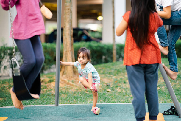 Niños asiáticos en el patio. Jugar, disfrutar, feliz y emocionante concepto. - Foto, imagen