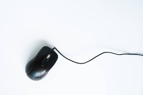 Moderni musta tietokone hiiri valkoisella taustalla - Valokuva, kuva
