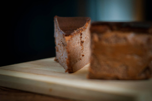 Gâteau au chocolat brûlé sur fond de bois brun. sélectif - Photo, image